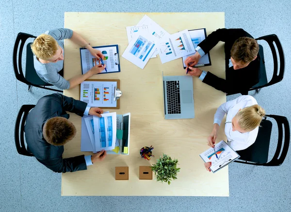 Uomini d'affari che siedono e discutono alla riunione di lavoro, in ufficio — Foto Stock