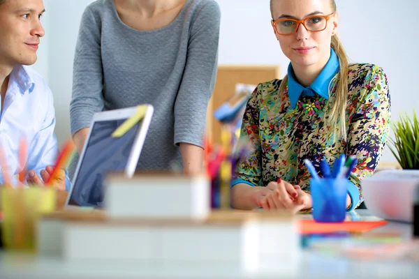 Giovani imprenditori che lavorano in ufficio su un nuovo progetto. — Foto Stock