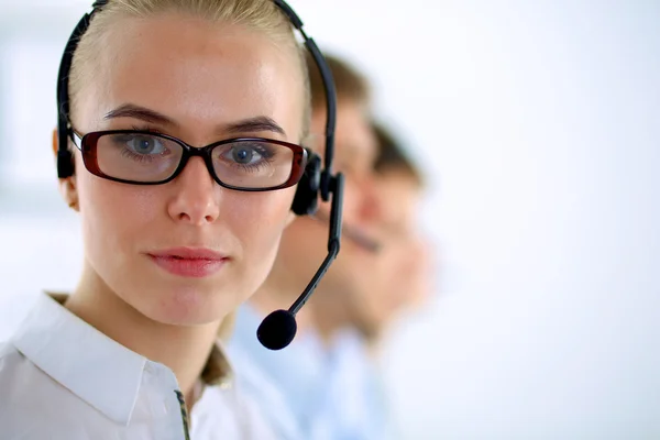 Atractivos jóvenes empresarios y colegas positivos en una oficina de call center — Foto de Stock