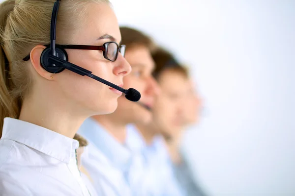 Aantrekkelijke jonge ondernemers en collega 's in een callcenter — Stockfoto