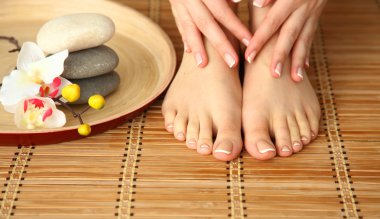 Güzel kadın bacakları ile çiçek Bakımı