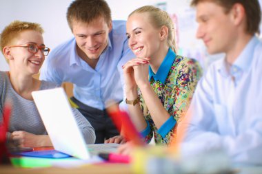 Yeni bir proje üzerinde çalışan genç iş adamları.