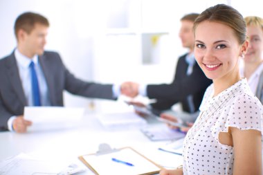 İş adamları el sıkışıyor, toplantıyı bitiriyor.