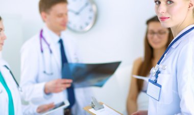 Doktor ve cerrah, muayenehanede röntgen analizi yapıyor.