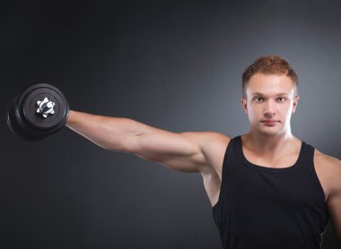 yakışıklı kaslı adam dumbell ile çalışma dışarı