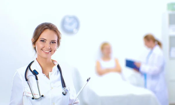 Жінка-лікар стоїть в лікарні Тана — стокове фото