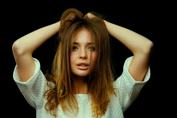 Retrato de una mujer hermosa, aislada sobre fondo negro — Foto de Stock