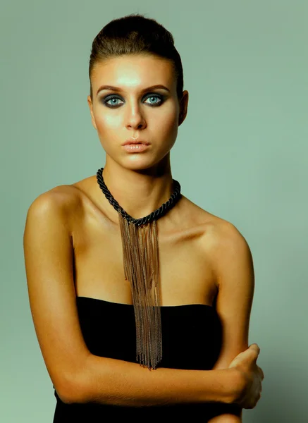 Portret van een mooie vrouw met ketting, geïsoleerd op witte achtergrond — Stockfoto