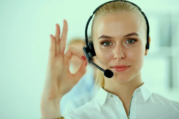 Lächeln Kundendienstmädchen zeigt ok, isoliert auf weißem Hintergrund. — Stockfoto
