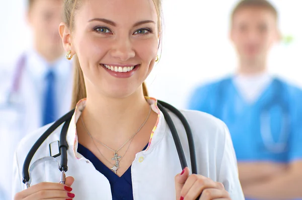 Medico donna in piedi con stetoscopio in ospedale — Foto Stock