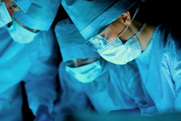 Хірургічна команда в операційній — стокове фото