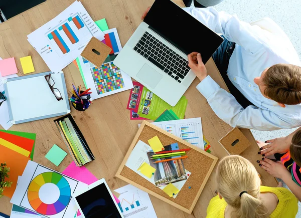 Zakenmensen zitten en discussiëren op zakelijke bijeenkomst, in functie — Stockfoto