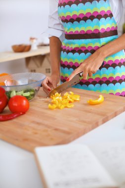 Mutfakta Sebze Kesen Genç Kadın