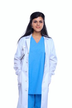 Steteskoplu doktor kadın duvarın yanında duruyor.