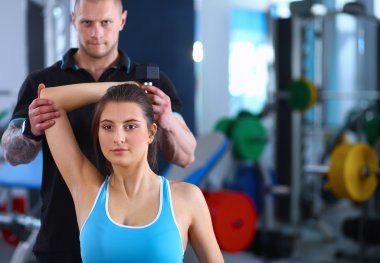 güzel bir kadın onu antrenörü ile egzersiz jimnastik salonu