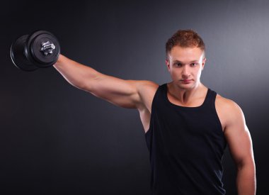 yakışıklı kaslı adam dumbell ile çalışma dışarı