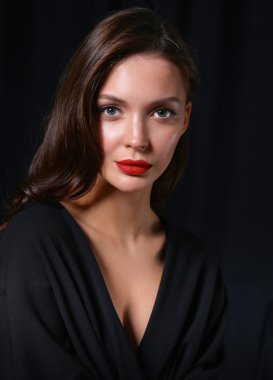 Eksikliği arka plan üzerinde izole bir sandalye oturan güzel kadın