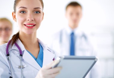 Kadın doktor hastanede dosyayla bekliyor. 