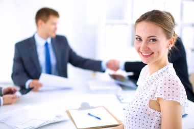 İş adamları el sıkışıyor, toplantıyı bitiriyor.