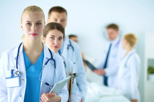 Portret van een groep lachende ziekenhuiscollega 's die samen staan — Stockfoto