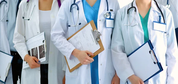 Porträt einer Gruppe lächelnder Krankenhauskollegen, die zusammen stehen — Stockfoto