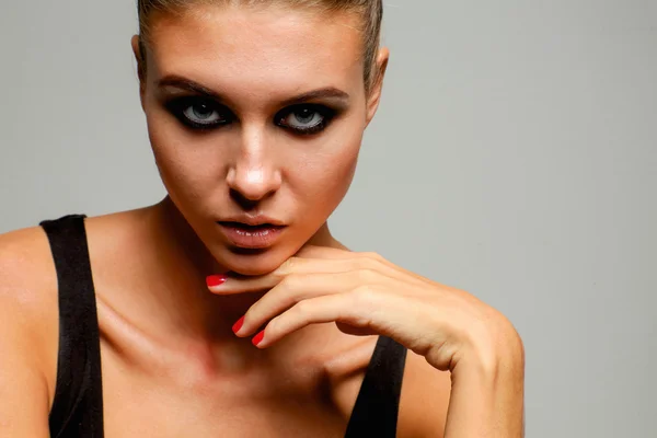 Retrato de una hermosa mujer con collar, aislado sobre fondo blanco —  Fotos de Stock