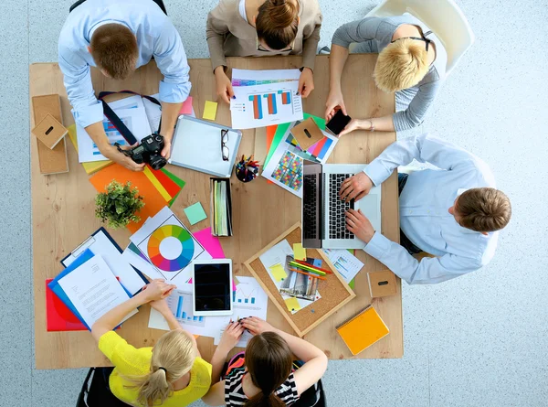 Zakenmensen zitten en discussiëren op zakelijke bijeenkomst, in functie — Stockfoto