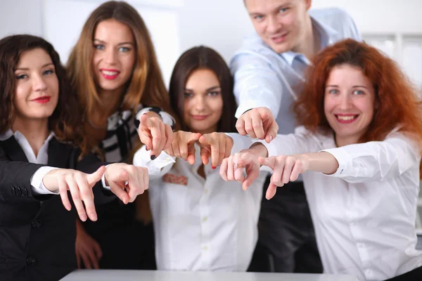 Mensen uit het bedrijfsleven groep team punt vinger naar u — Stockfoto