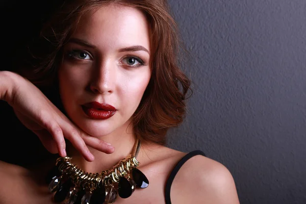 Portret van jonge mooie vrouw met sieraden — Stockfoto