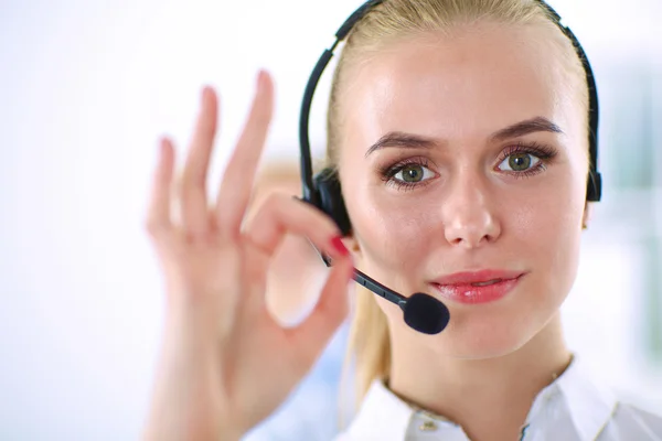 Lächeln Kundendienstmädchen zeigt ok, isoliert auf weißem Hintergrund. — Stockfoto