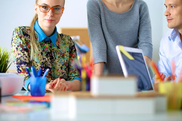 Jóvenes empresarios que trabajan en la oficina en un nuevo proyecto. — Foto de Stock