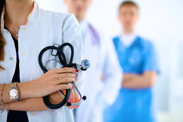 Tıp grubunun önünde çekici bir kadın doktor.