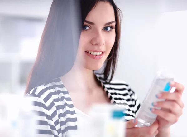 Beautiful young woman in shop — Stock Photo, Image