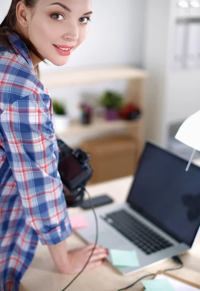 Fotograf de sex feminin stând pe birou cu laptop — Fotografie, imagine de stoc