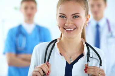 Tıp grubunun önünde çekici bir kadın doktor.