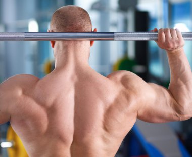 spor salonunda barbell ile vücut geliştirmeci