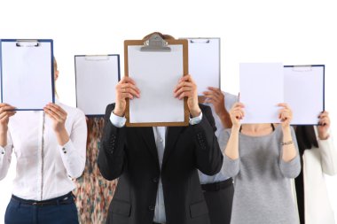 Beyaz arka plan üzerinde izole yüz yakınındaki bir klasörler holding iş adamları ekibinin