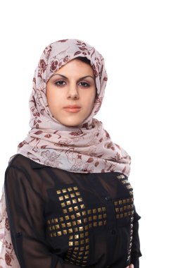 beyaz izole kırmızı bir başörtüsü giyen genç Asyalı bir kadın portresi.