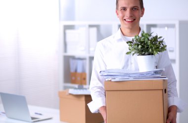 Taşıma kutusu ve beyaz üzerine izole edilmiş diğer şeylerin olduğu bir kişinin portresi