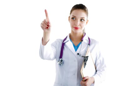 Kadın doktor elinde dosyayla hastanede dikiliyor.