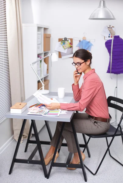 Jonge modeontwerper werkt in studio. — Stockfoto