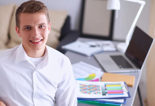 Ung affärsman arbetar på kontor, sitter nära skrivbord — Stockfoto