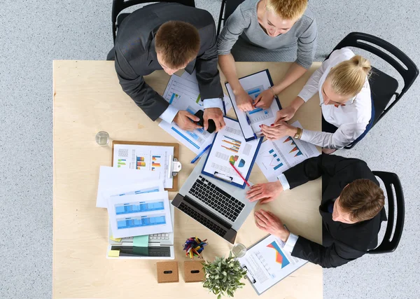 Uomini d'affari che siedono e discutono alla riunione di lavoro, in ufficio — Foto Stock