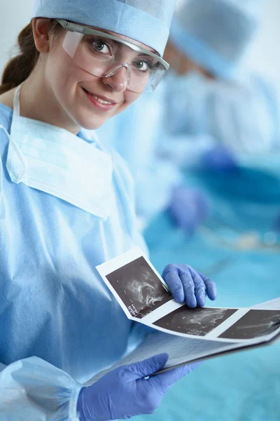 Mladý chirurgický tým na operačním sále — Stock fotografie