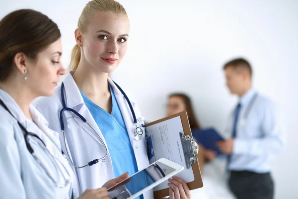 Junge Ärztin hält Tablet-PC in der Hand — Stockfoto