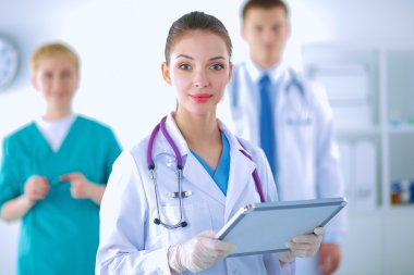 Kadın doktor hastanede dosyayla bekliyor. 