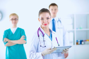 Kadın doktor hastanede dosyayla bekliyor. 