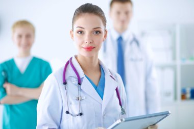 Kadın doktor hastanede dosyayla bekliyor. 