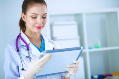 Kadın doktor hastanede dosyayla bekliyor. 