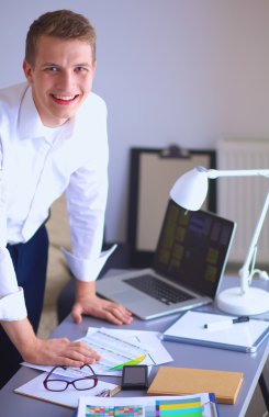 Genç işadamı ofis Resepsiyon duran, çalışma